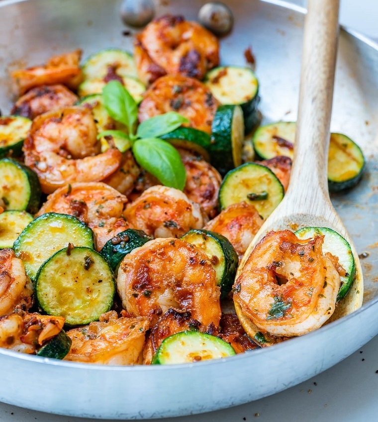 scampi-zucchine-foglie-basilico-pesto-rosso-pomodori-secchi