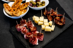 aperitivo a buffet con assaggi di speck e formaggio